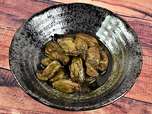 すぐにお酒を持ってきて！ 濃厚な味わいが尾を引く「かき燻製油漬け」（前田家）