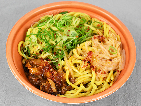 痺れるほどの辛さに悶絶!? もちもち麺がたまらないファミマの「にんにく辛旨醤油ラーメン」