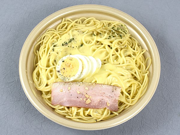 “炭焼き職人”が語源？ 4種のチーズを贅沢に使ったローソンの「大盛！ ガーリックカルボ」