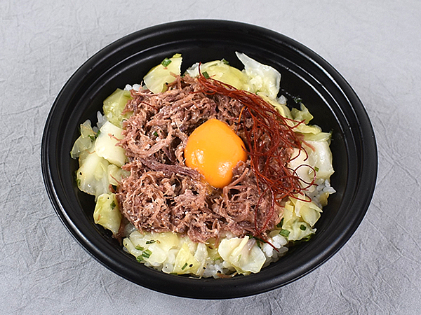 これはコンビーフの新しい楽しみ方…！ 称賛の声相次ぐファミマの「ごま油香る！ ねぎ塩コンビーフ丼」