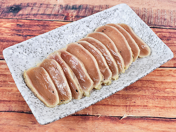 初めての“鶏のたたき”にドキドキ… 貴重な食体験を楽しめる「淡路どりのたたき・軽い桜スモーク」（鳥忠）