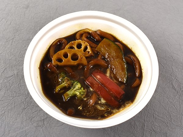フォンドヴォー×スパイス＝優しい味!?  ローソンの「黒いカレーと彩り野菜のおうどん フォンドボー仕立て」の見た目と味のギャップが楽しい