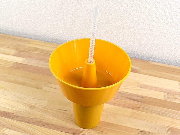 フード＆ドリンクをワンハンドで楽しむ新発想！ キュートなカラーがかわいらしい「CARRY SNACK TUB WITH TUMBLER」レビュー