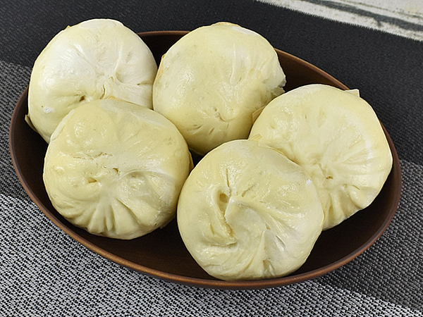 生地まで甘いだと……？ モチモチ食感＆ジューシーな肉汁がたまらない「豚まん」（三宮一貫楼）