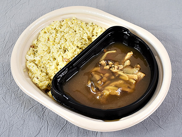 オリジナルの醤油で食欲増進？ こうばしくまろやかな口当たりが楽しめるローソン「幸楽苑監修 肉あんかけ炒飯」
