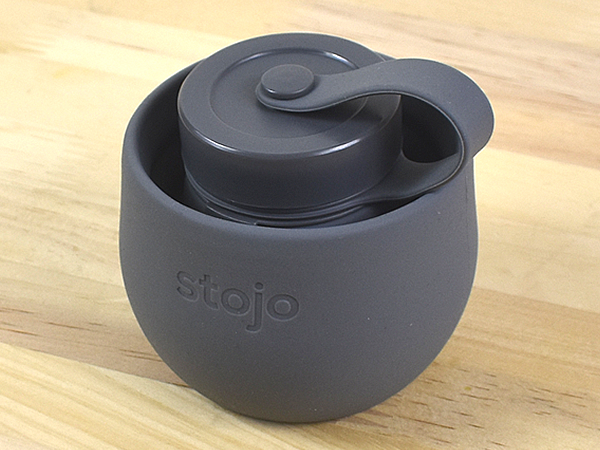 小さくたためるシリコーンゴム製のマイボトル！ 「stojo BOTLE 590ml」レビュー