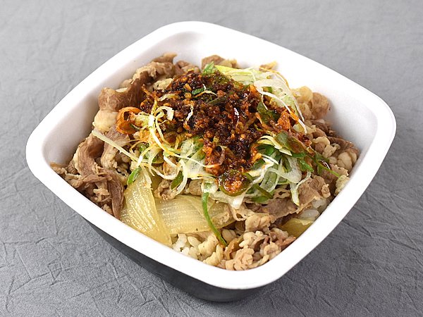 刺激的なビジュアルが目を惹く！ 吉野家「ねぎラー油牛丼」の気になる辛さは？