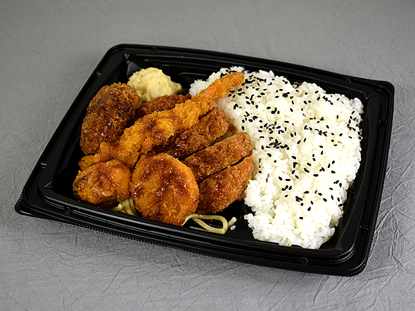あの“串カツ田中”がローソンとコラボ！ 「串カツ田中監修 カツ盛合せ弁当」