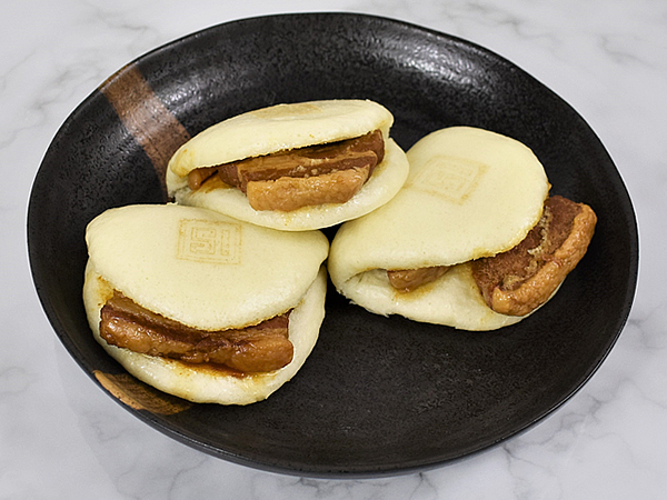 とろける角煮にリピーター続出？ 伝統の“卓袱料理”から生まれた「長崎角煮まんじゅう 5個入袋」（岩崎本舗）