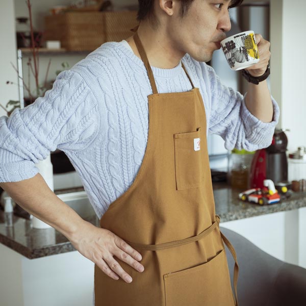 自炊時代には「汚して上等なエプロン」があると三日坊主にならない【愛用品コラム04】