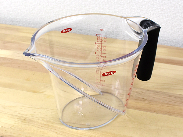 真上からでも正しく計れる！ 傾斜のついた目盛りがおしゃれな「アングルドメジャーカップ（大）」レビュー
