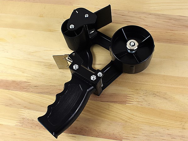 ハンドガン風のディスペンサーで素早く梱包！ 手に馴染むデザインの「PACKING TAPE GUN GRAY」レビュー