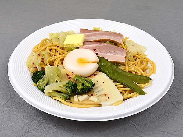 具＋ゴージャス＝グージャス？ ローソンの新作パスタ「Googeous！ 野菜！ ベーコン！～バター醤油～」は見た目も華やかな“映えパスタ”