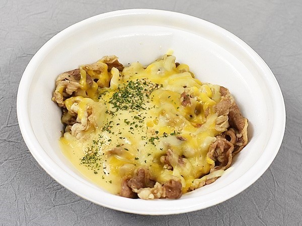 もう普通の牛丼には戻れない!? 濃厚チーズがトロけるすき家の「チーズ牛カルビ丼」