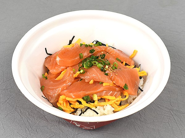 味の決め手は“白醤油”！ 脂が乗った最強どんぶり「サーモン丼」を実食！（なか卯）