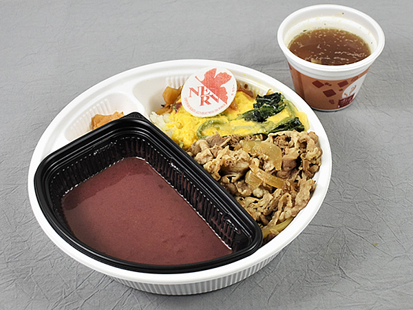紫色のカレー!? エヴァ×すき家のコラボメニュー「初号機オム牛カレー オニオンスープセット」が衝撃ビジュアル
