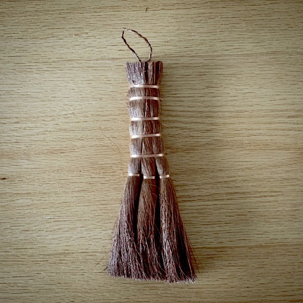 リモートワークで家をウロウロしながら「棕櫚箒」で掃除するとアイデアがまとまる【愛用品コラム21】