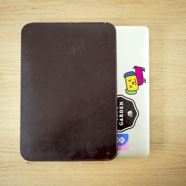 ミニマリストな生活にベストバイな「dripのMacBookケース」、革製品の醍醐味をすべて味わえる【愛用品コラム31】