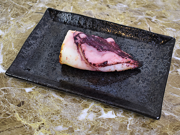 料亭の手法を採用、酒粕をブレンドした「ケンサキイカ西京漬（約90g）」（門永水産）