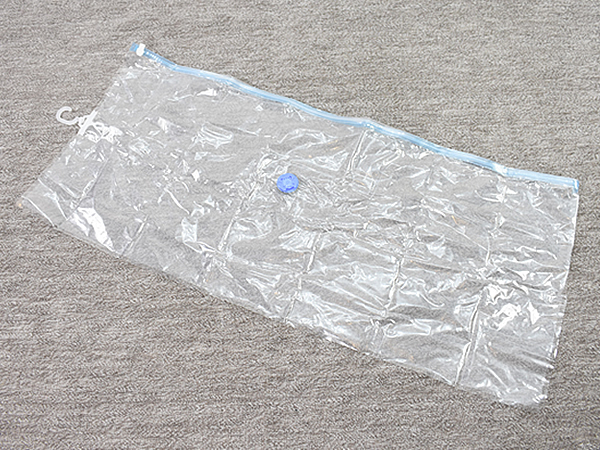 省スペース化も夢じゃない…！分厚いアウターを圧縮してくれる「吊るせる衣類圧縮袋 ロングサイズ 2枚入」レビュー