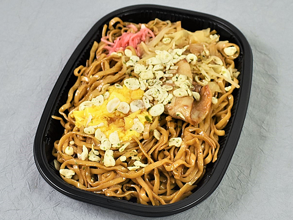 東京・神保町の専門店が実力を見せつける！濃厚ソースが香る「みかさ監修 大盛！ ソースやきそば」（ローソン）