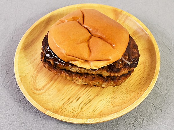 迫力満点のはみ出るダブルパティ！ モスバーガーの「ダブルとびきり和風ソース」を実食