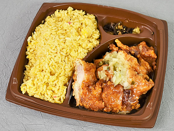 別添え香味ダレで分厚い油淋鶏もぺろり！「まんぷく！ 卵炒飯＆香味ダレの油淋鶏」（セブン－イレブン）
