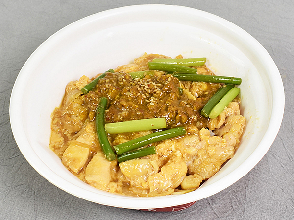 異色の組み合わせ！なか卯の「キーマカレー親子丼」を実食レビュー