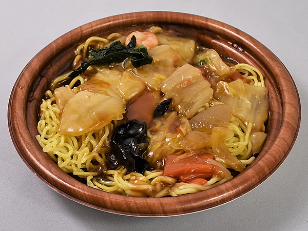 ファミマで“ベジ活”！「1／3日分の野菜が摂れる五目あんかけ焼そば」はシャキシャキ野菜が魅力