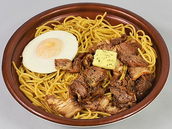 ジューシーな焼豚がたまらない！にんにくと醤油がこうばしい「大盛！ 焼豚ガーリックバター！」（ローソン）