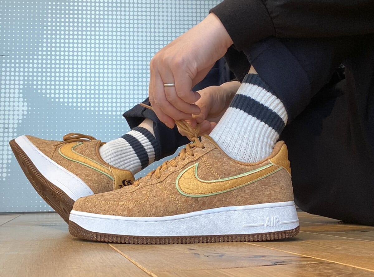 遂にナイキ「AF1」にもサステナブル版が登場。シュータンに隠されたマークに特に注目!