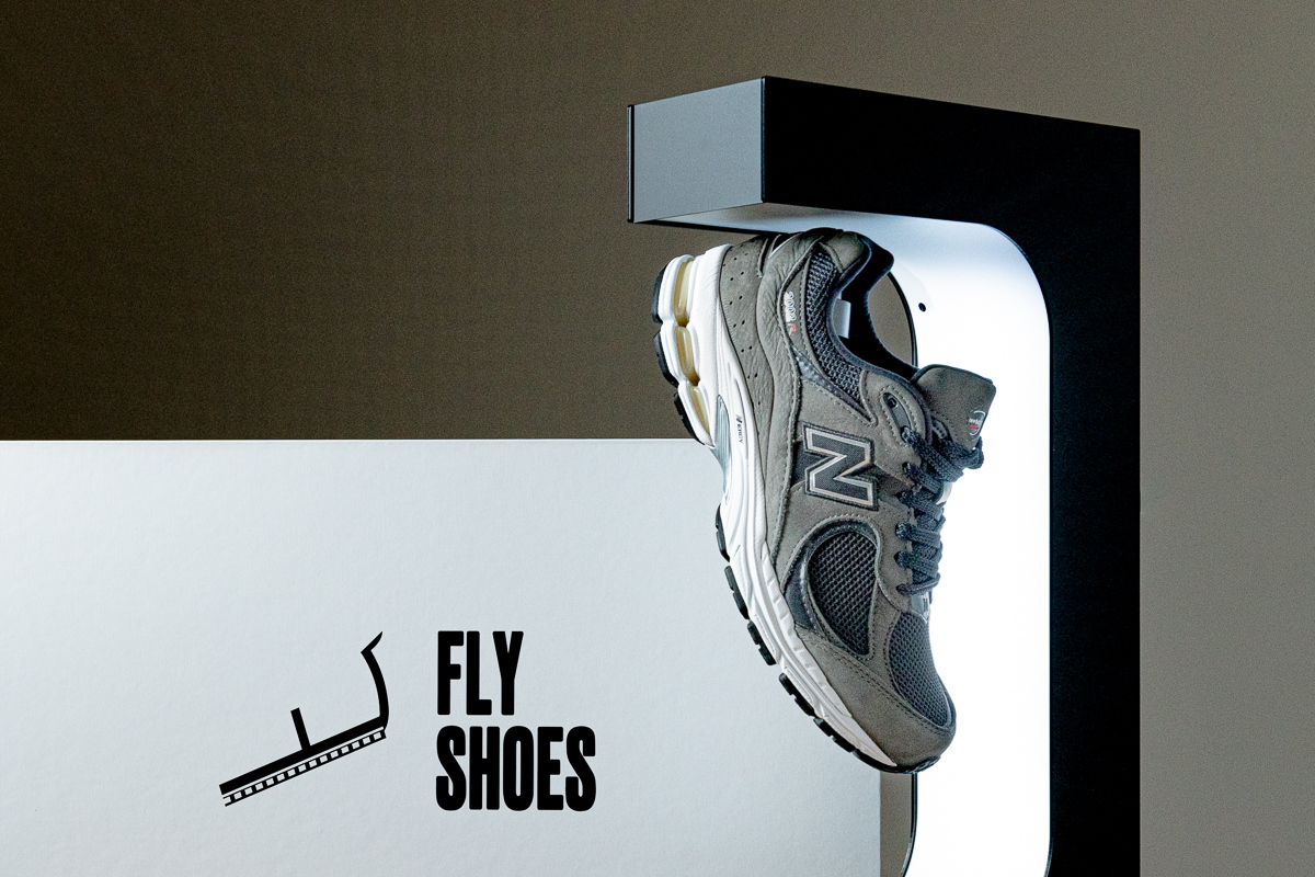 まるで無重力!? スニーカーを浮かせて飾る近未来型浮遊ディスプレイ「FLY SHOES」！