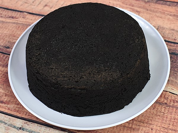 ネットで話題の“まっ黒”スイーツ! 開けてびっくり「まっ黒チーズケーキ Mサイズ」（ラ・ファミーユ）
