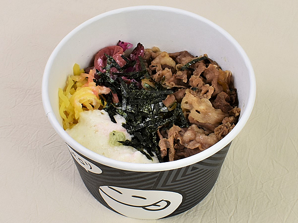すき家発の“進化系牛丼”!? 混ぜて食べる「和のとろろ牛丼弁当」を実食レビュー