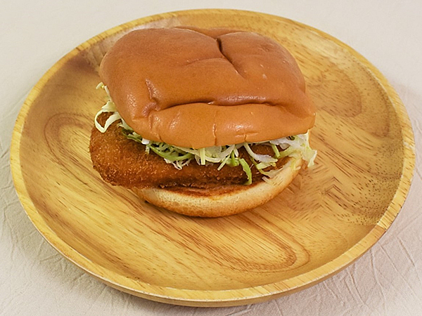 サクサクでシャキシャキ! チキンフライとキャベツが相性抜群の「チキンバーガー」（モスバーガー）