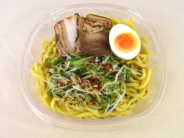 濃厚醤油スープともちもち麺がベストマッチ! 夏に嬉しい「ねぎ盛り！ 冷しチャーシューまぜそば」（ファミリーマート）