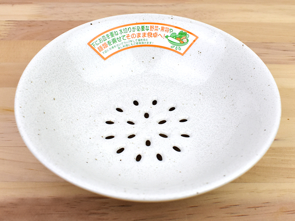 食材を盛りつけながら水切りできる? 蒸し料理にも便利な「穴あきプレート 粉引」レビュー