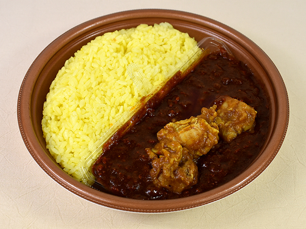 これぞ名店の味! コンビニ最強の本格カレー「銀座デリー監修 トマトとスパイス香るチキンカラヒカレー」（セブン－イレブン）