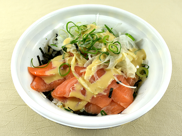 肉厚サーモン×さっぱりオニオンの王道コンビ! “わさびマヨ”でいただく絶品「オニオンサーモン丼」を実食（すき家）