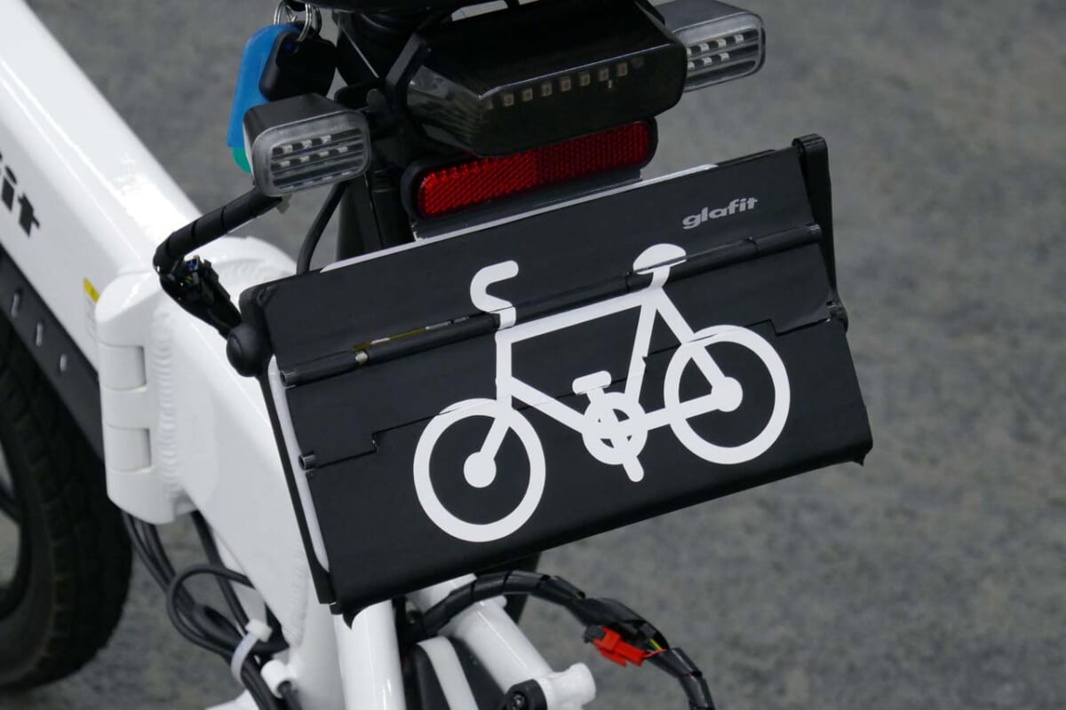 原付ナンバーを隠して電動バイクを“自転車”に変身! glafitが画期的な機構「モビチェン」のプロトタイプを公開