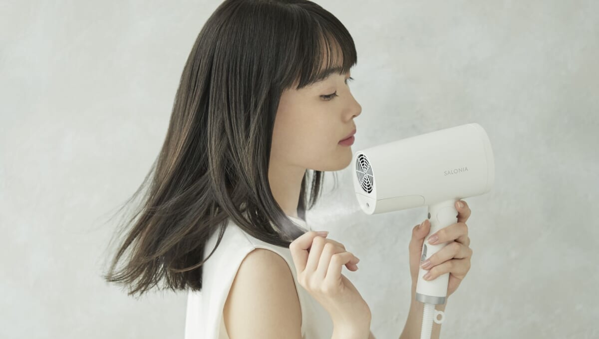 まるでサロン帰りの髪を実現、美容液ミストとセットで使うドライヤー
