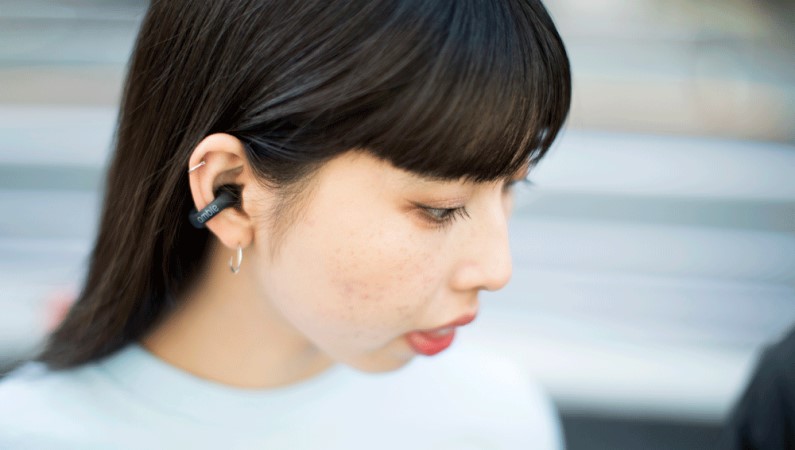 耳をふさがないイヤホンに完全ワイヤレスモデル登場、アクセサリー感覚で使える