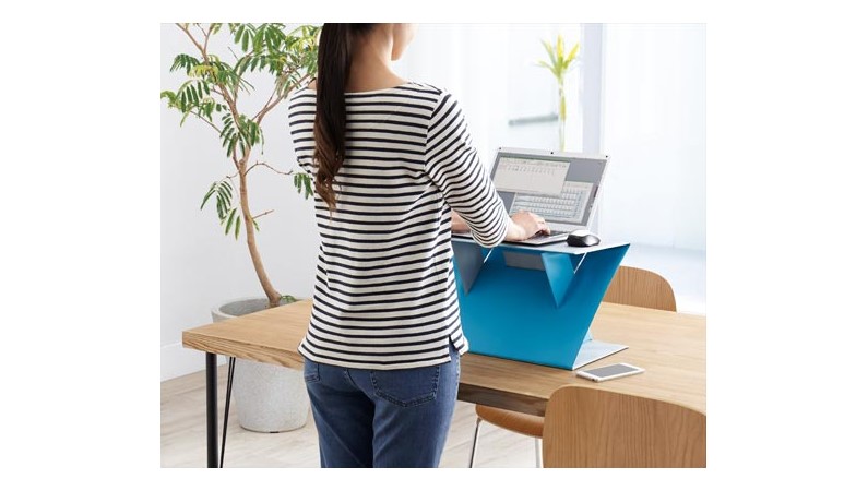 在宅ワークで手軽に姿勢を変えられる、収納タイプのPCスタンド「パタスタ」が発売