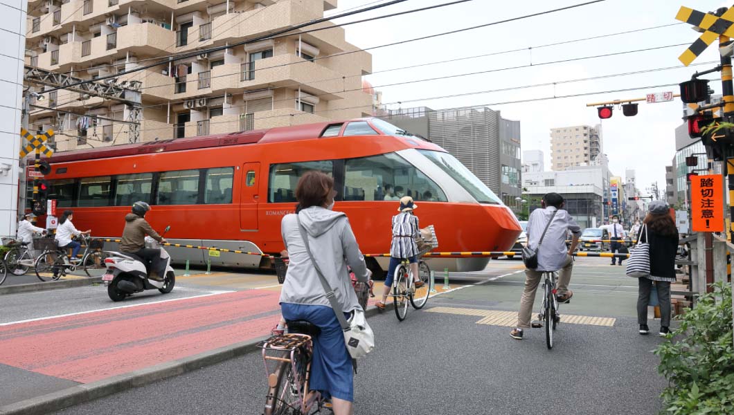進化する踏切!? 全方向踏切警報灯シェアNo.1の「保安機器メーカー」を探訪する