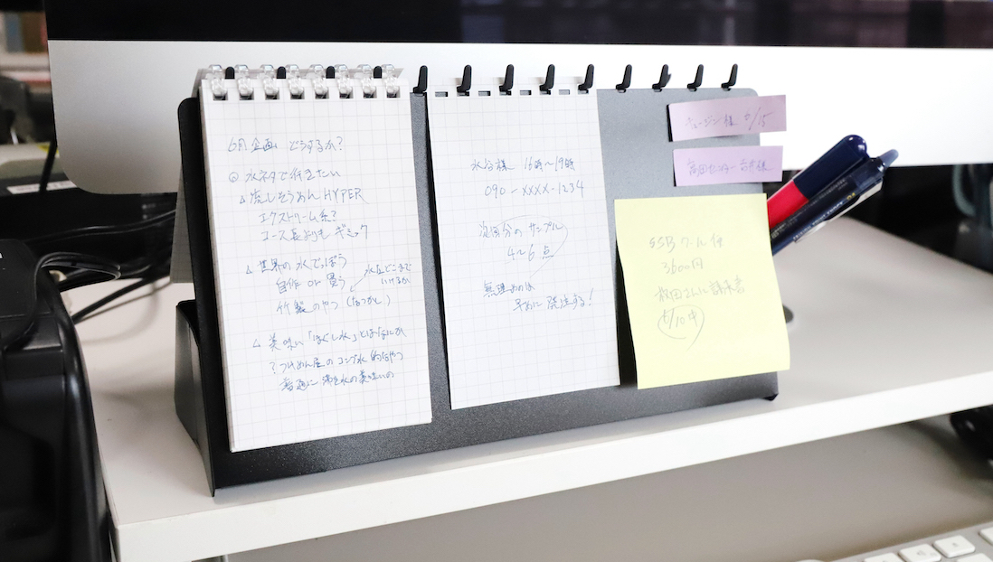 いわば「メモ用紙専用の掲示板」！リヒトラブの「メモスタンド」が在宅ワークに超便利でした