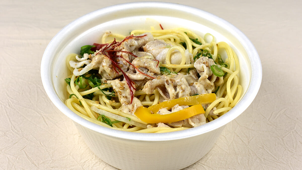 練りごまにすりごま… 胡麻の旨味が凝縮! 具材たっぷりな「豚肉と野菜の胡麻だれパスタ」（ファミリーマート）を実食
