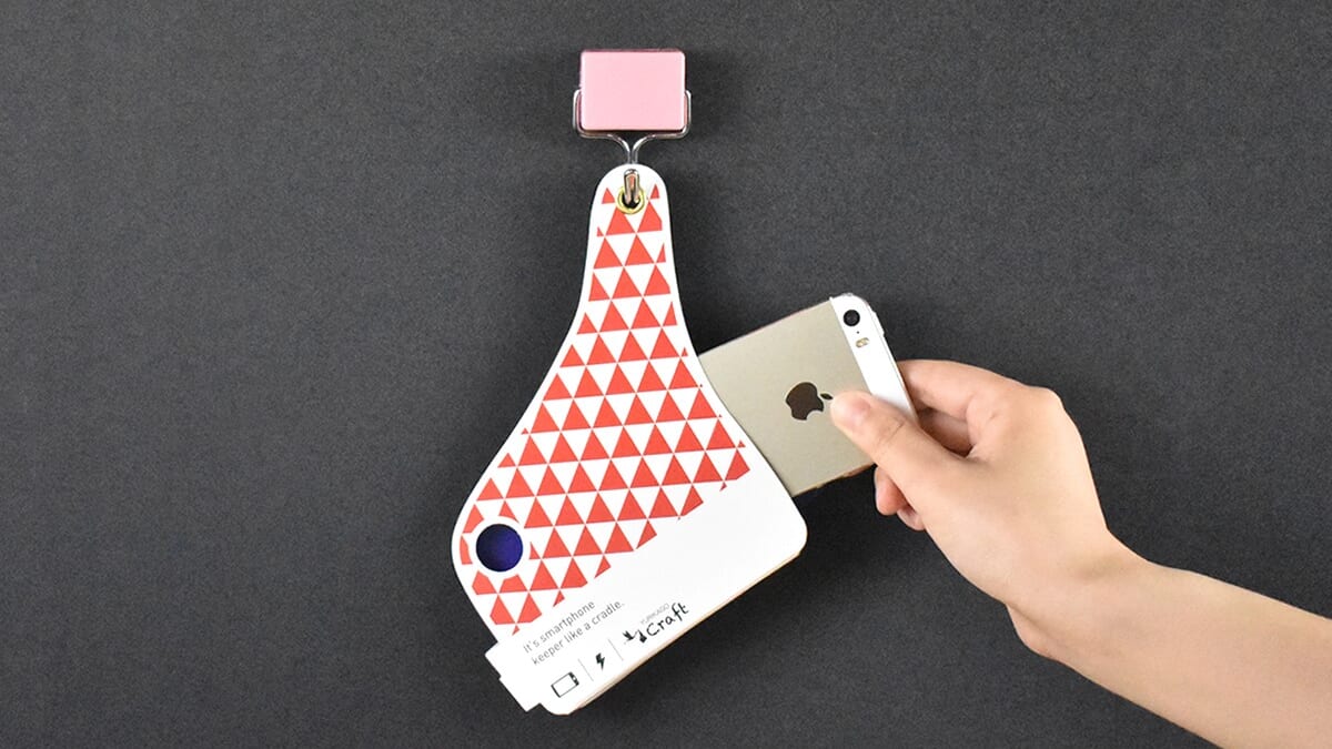 これはおしゃれな発想！ スマホを美しく収納する「壁かけスマホキーパー YURIKAGO CRAFT」レビュー