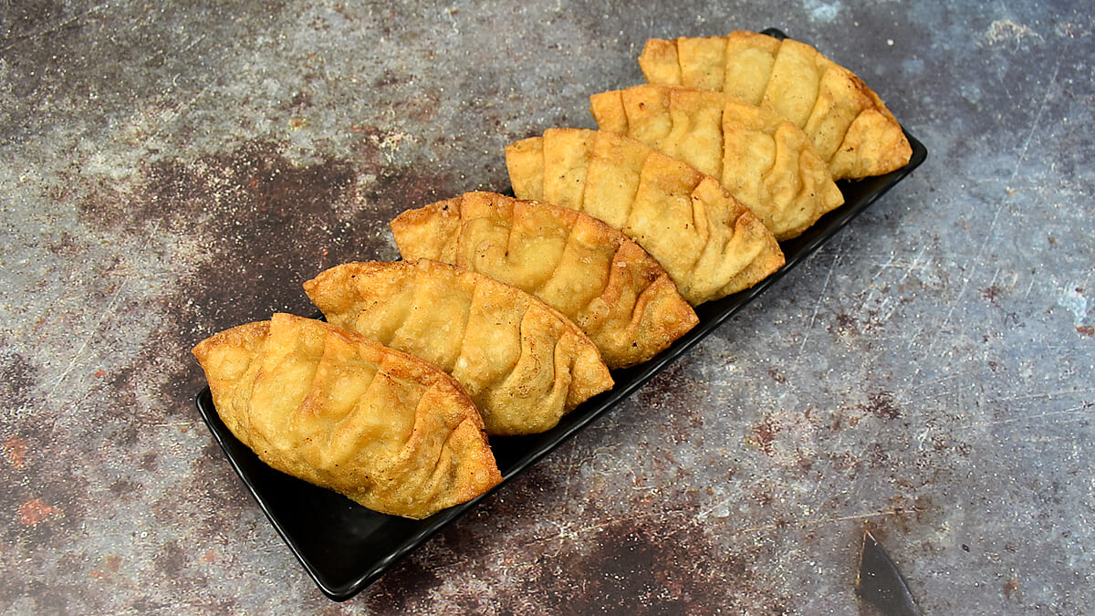 餃子のサイズは通常の約6倍！ 大迫力の三重県津市名物「麦一等兵の津ぎょうざ」（夢工場 麦）が旨過ぎる