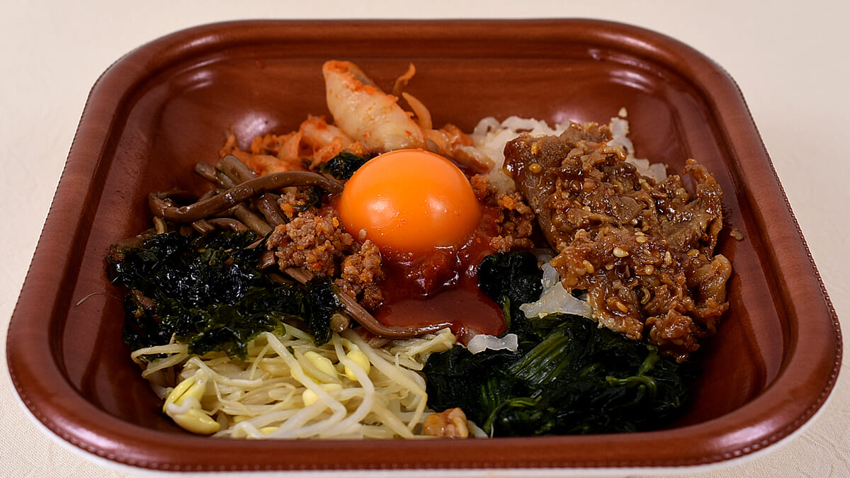 焼肉店こだわりの絶品サイドメニュー！「焼肉トラジ監修 焼肉ビビンパ丼」（ローソン）を自宅で味わおう