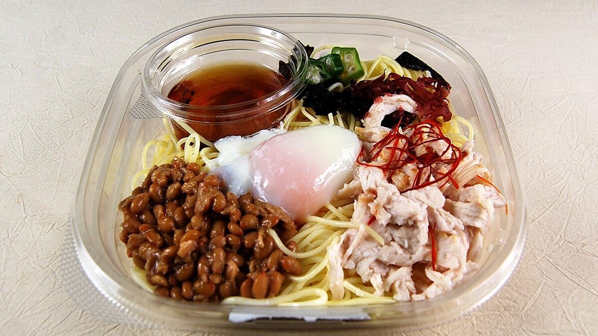 納豆好きにはたまらない！ ファミマの新作「冷たいパスタ おだしで食べる！ 蒸し鶏と納豆」は夏にうれしいさっぱりメニュー